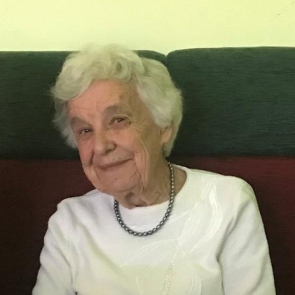 Angela Lučeničová